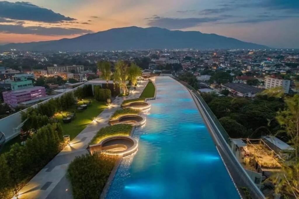 Modern Style Room With Sky Pool 古城边天际泳池公寓 Chiang Mai Dış mekan fotoğraf