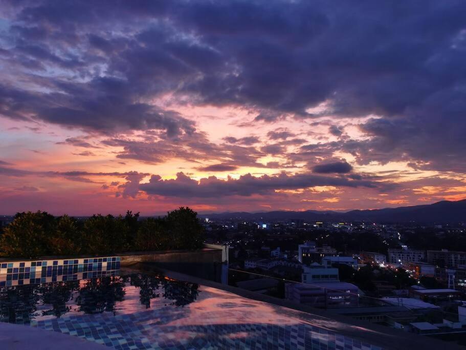 Modern Style Room With Sky Pool 古城边天际泳池公寓 Chiang Mai Dış mekan fotoğraf