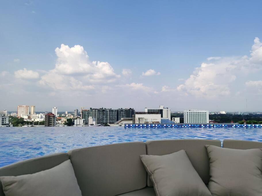 Modern Style Room With Sky Pool 古城边天际泳池公寓 Chiang Mai Dış mekan fotoğraf
