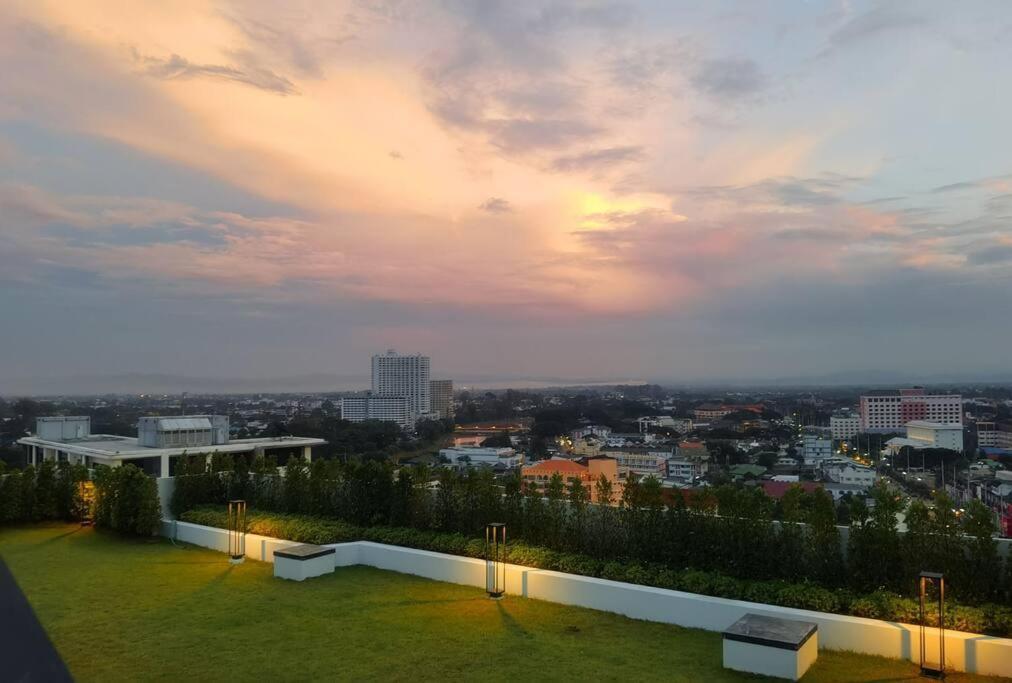 Modern Style Room With Sky Pool 古城边天际泳池公寓 Chiang Mai Dış mekan fotoğraf