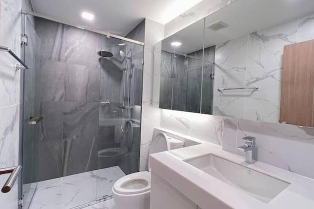 Modern Style Room With Sky Pool 古城边天际泳池公寓 Chiang Mai Dış mekan fotoğraf