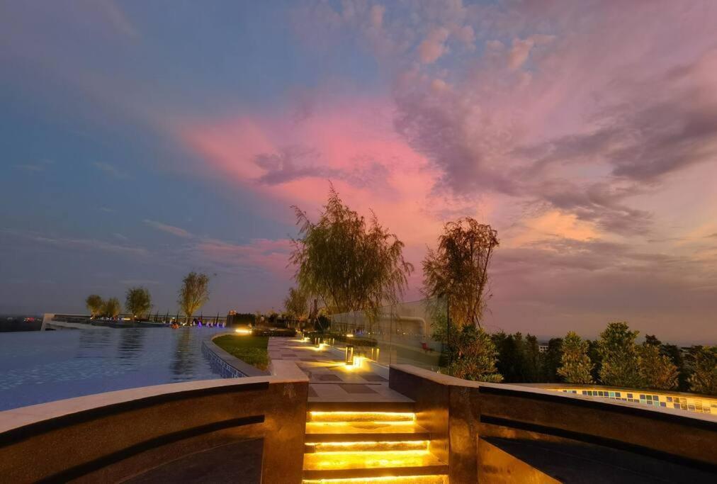 Modern Style Room With Sky Pool 古城边天际泳池公寓 Chiang Mai Dış mekan fotoğraf