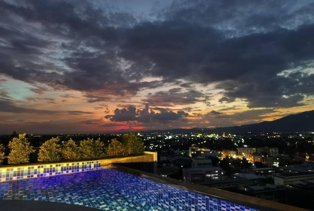 Modern Style Room With Sky Pool 古城边天际泳池公寓 Chiang Mai Dış mekan fotoğraf
