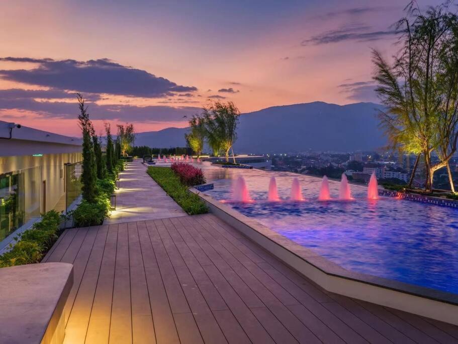 Modern Style Room With Sky Pool 古城边天际泳池公寓 Chiang Mai Dış mekan fotoğraf
