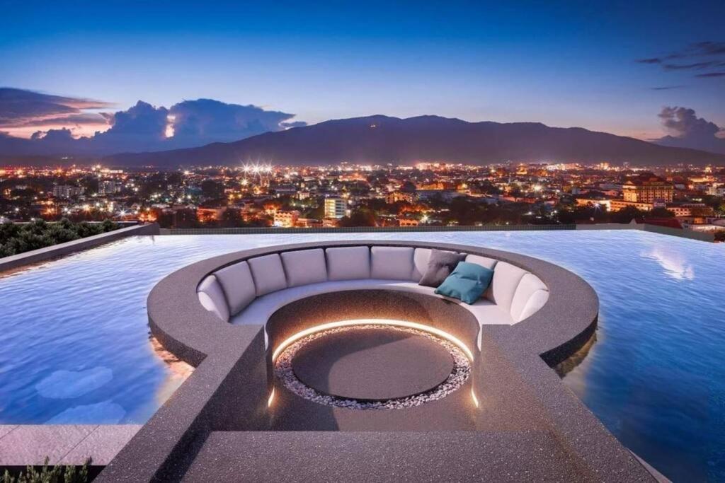 Modern Style Room With Sky Pool 古城边天际泳池公寓 Chiang Mai Dış mekan fotoğraf